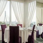 Hotel Islande With Free Parking
