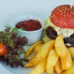 Hotel Islande With Free Parking 4*