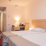 Islande With Free Parking 4*