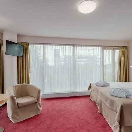 Islande With Free Parking Hotell