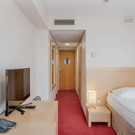 Hotel Islande With Free Parking