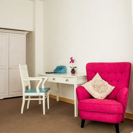 Hotel Islande With Free Parking