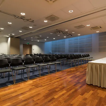 Hotel Islande With Free Parking 4*