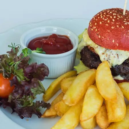 Hotel Islande With Free Parking 4*