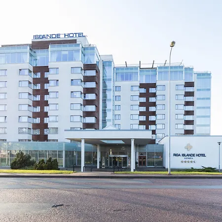 Islande With Free Parking 4*