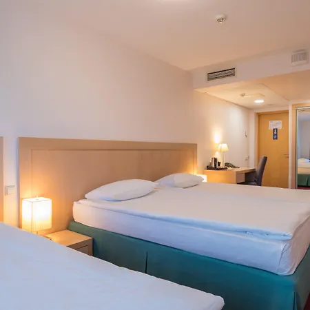 Islande With Free Parking 4* ريغا