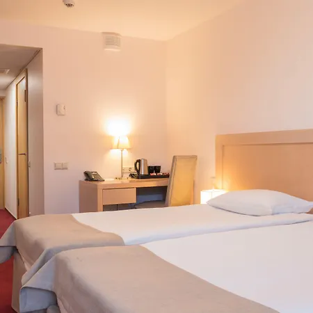 Islande With Free Parking 4*