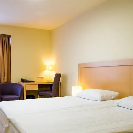 Islande With Free Parking 4*