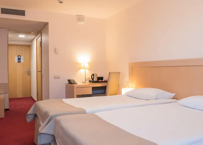 Islande With Free Parking 4*