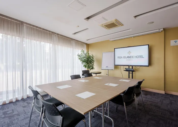 Islande With Free Parking 4*