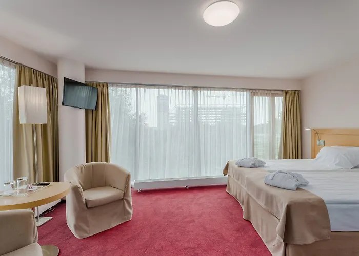 Islande With Free Parking 4*