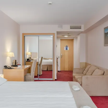 Islande With Free Parking 4*