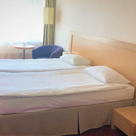 Hotel Islande With Free Parking