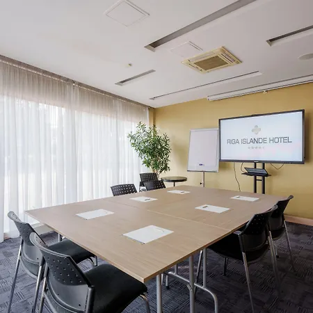 Islande With Free Parking 4*