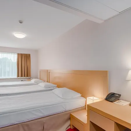 Hotel Islande With Free Parking