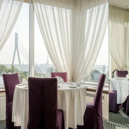 Hotel Islande With Free Parking