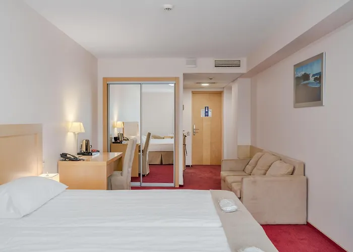 Islande With Free Parking 4*