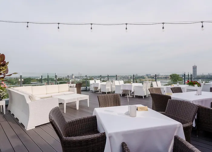 Islande With Free Parking 4*